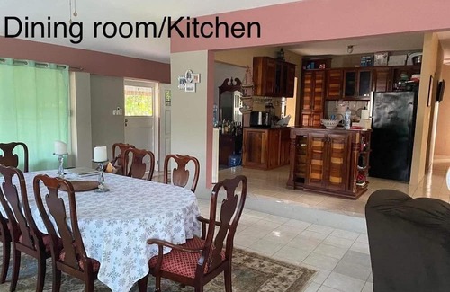 Armenia Maison | Private, Charming 2-bedroom house in pleasant Belmopan with AC, WiFi,