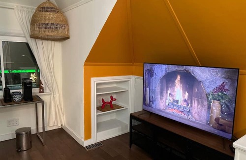 Hamilton Maison | Charming 1-bedroom house in Hamilton with WiFi and AC
