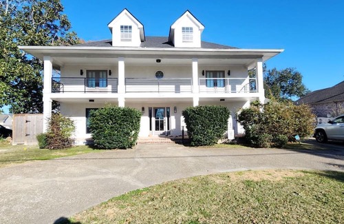 Metairie Maison | SPACIOUS 4-bedroom house in charming Metairie with AC, WiFi, Pool, Patio