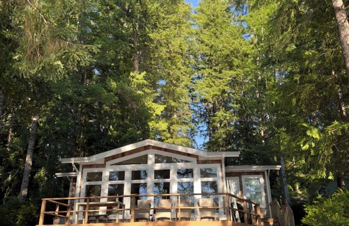 Shelton Cabine | Cozy 2-bedroom lakefront cabin with tranquil views