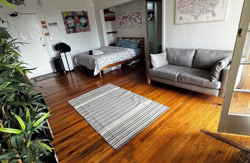 Hollywood Hills Appartement | Charming studio with lovely balcony in Hollywood Hills!