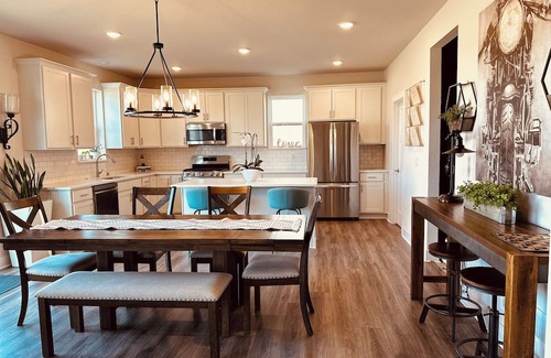 Jackson Maison | Cozy 3Bed 2Full Home with Attached 2.5 Garage plus extra parking. SUPER CHIC!