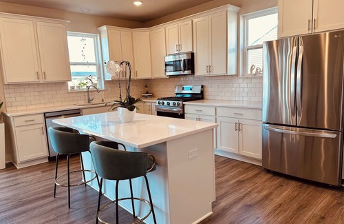 Jackson Maison | Cozy 3Bed 2Full Home with Attached 2.5 Garage plus extra parking. SUPER CHIC!