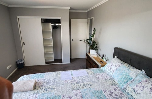 Mangere Lit Et Petit-Déjeuner | New Built Home, 5min. from Auckland International/Domestic Airport