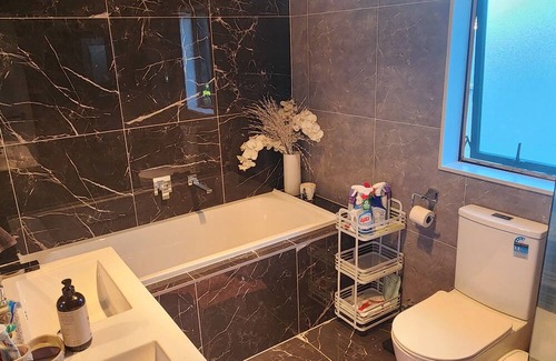 Mangere Lit Et Petit-Déjeuner | New Built Home, 5min. from Auckland International/Domestic Airport