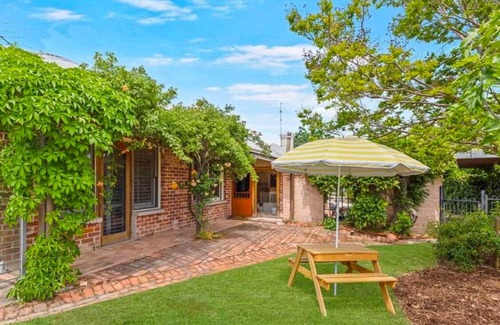 Bathurst Appartement | Cozy renovated studio/study in Grand home. Garden & pool access - 2 mins to CBD.