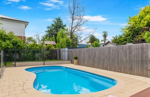 Bathurst Appartement | Cozy renovated studio/study in Grand home. Garden & pool access - 2 mins to CBD.