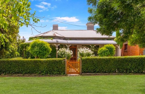 Bathurst Appartement | Cozy renovated studio/study in Grand home. Garden & pool access - 2 mins to CBD.
