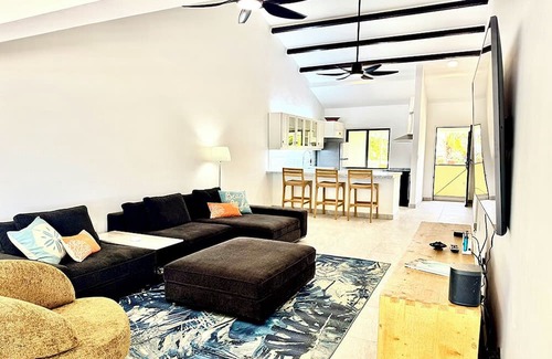 Kralendijk Copropriété | Stunning Oceanfront 2-Bed, High End Remodel, Luxury Furnishings, Sand Dollar A6