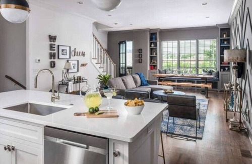 Chestnut Hill Maison | Two Beautiful Homes - Walkable to Geodis