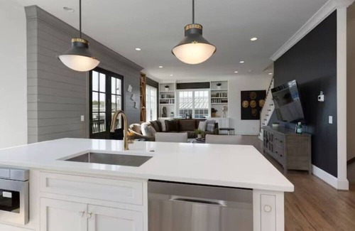Chestnut Hill Maison | Two Beautiful Homes - Walkable to Geodis