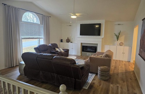 Neosho Maison | Spacious charming 5-bedroom 3 bath house in Neosho with game area