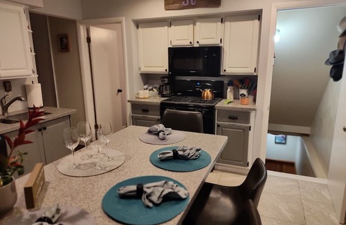 Crossroad Park Maison | Sweet 2-bedroom home with A/C and back deck w/dining area, gas grill & fire pit
