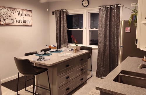 Crossroad Park Maison | Sweet 2-bedroom home with A/C and back deck w/dining area, gas grill & fire pit