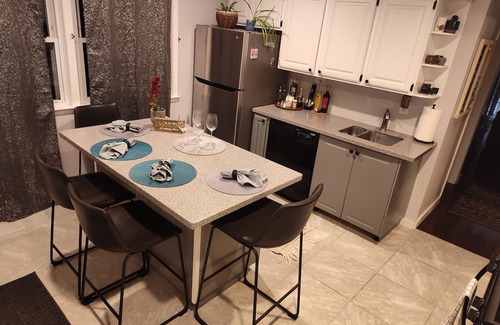 Crossroad Park Maison | Sweet 2-bedroom home with A/C and back deck w/dining area, gas grill & fire pit