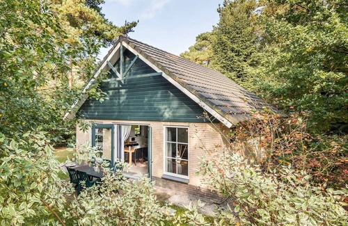 Hooghalen Maison | Detached holiday home with alcove bed, perfect for families.