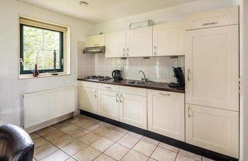 Hooghalen Maison | Detached holiday home with alcove bed, perfect for families.
