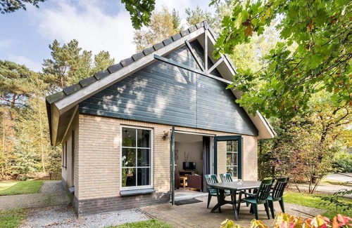 Hooghalen Maison | Detached holiday home with alcove bed, perfect for families.