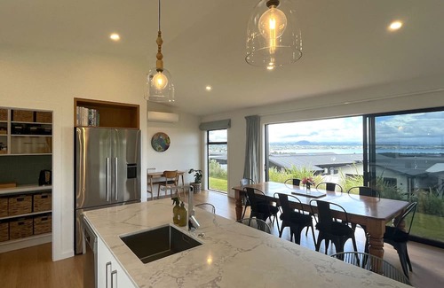 Nukuhau Maison | Panoramic Paradise: Stunning Lake and Mountain Views in Taupō