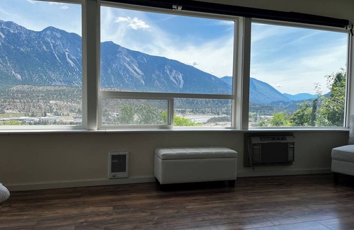 Lillooet Maison | Cozy house w/hottub. Views of Fraser river and mountains. Family friendly