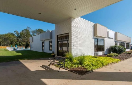 Hamilton Maison | Affordable Stay Complete with Pool and Complimentary Parking