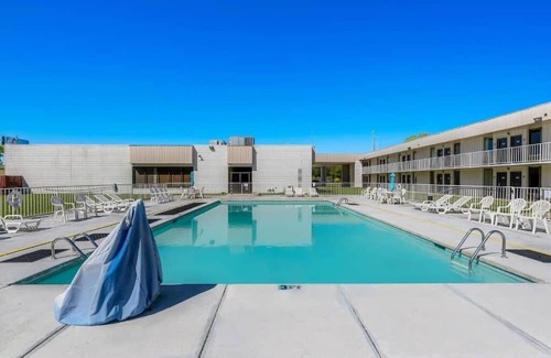 Hamilton Maison | Affordable Stay Complete with Pool and Complimentary Parking