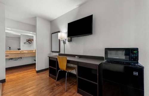 Hamilton Maison | Pet-Friendly Room: Enjoy Your Stay with Outdoor Pool and Free Parking