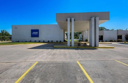 Hamilton Maison | Experience Relaxation with Pool and Free On-Site Parking | 4 Affordable Rooms