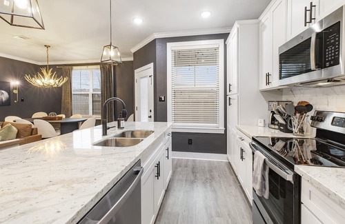 Harvey Hillsides Maison | Modern Townhome Near Texas A&M