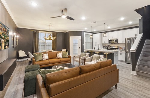 Harvey Hillsides Maison | Modern Townhome Near Texas A&M