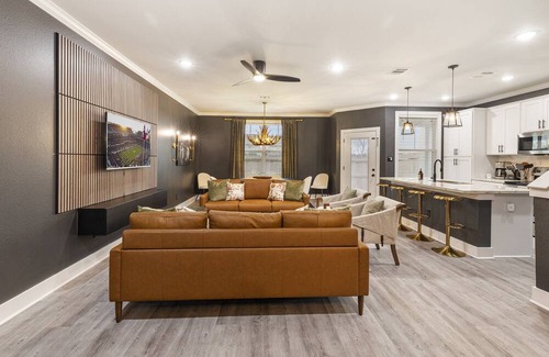 Harvey Hillsides Maison | Modern Townhome Near Texas A&M