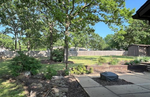 Jenks Maison | 3-bedroom w/HUGE backyard, <1 mile from Spain Ranch and 5 minutes from Jenks!