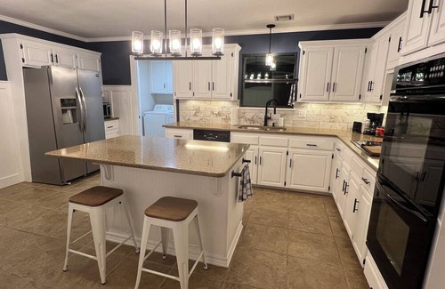 Jenks Maison | 3-bedroom w/HUGE backyard, <1 mile from Spain Ranch and 5 minutes from Jenks!