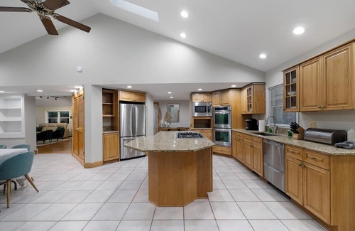 Town of Ramapo Maison | Spacious w/ Huge Yard, Pool, Fire Pit & Billiards