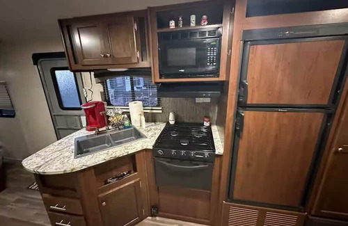 Cleburne Maison | Charming 2-bedroom caravan in delightful Cleburne with AC, WiFi