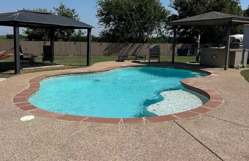 Cleburne Maison | Charming 2-bedroom caravan in delightful Cleburne with AC, WiFi