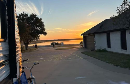Cleburne Maison | Charming 2-bedroom caravan in delightful Cleburne with AC, WiFi
