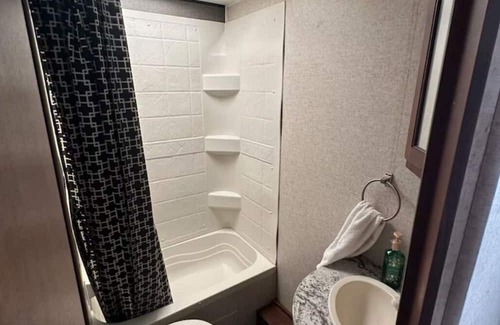 Cleburne Maison | Charming 2-bedroom caravan in delightful Cleburne with AC, WiFi