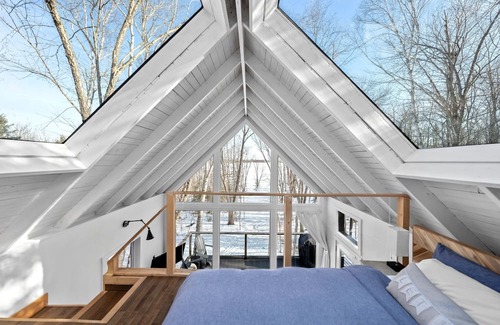 Hampstead Cabine | Secluded Lakefront Treetop Cabin with Nordic Spa