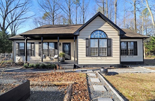 Milton Maison | Tranquil Modern Oasis near local beaches w/gym, office, fire pit. Pet friendly!
