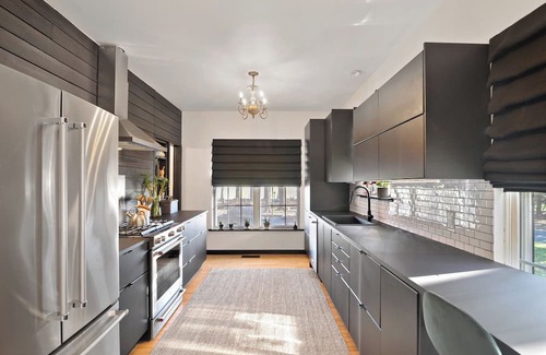Milton Maison | Tranquil Modern Oasis near local beaches w/gym, office, fire pit. Pet friendly!