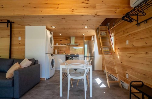 Saint-Alphonse-Rodriguez Maison | Chalet Hello| Private Lake Access | Hot Tub | EV