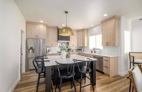 Provo Bay Maison | Lakeside Provo Getaway l Aero by Stay