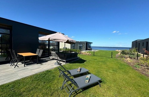 Enkhuizen Chalet De Ski | Chalet in Enkhuizen with Swimming Pool