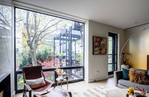 Crown Heights Appartement | Pacific by Rove Travel | Duplex w/Deck & Backyard