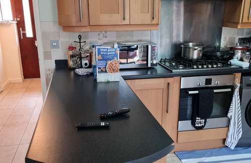 Sherborne St. John Maison | 4 Bed house with 4 cozy en-suites, large kitchen, 15 mins walk from hospital