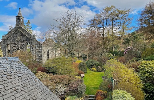West Laroch Maison | Glenrigh House - Truly special home with beautiful gardens and church ruins.