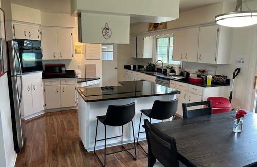 Union Grove Maison | Entire Place 7 Acres - Nature View and Ponds - Fish, Pedal Boats & Kayaks