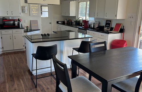 Union Grove Maison | Entire Place 7 Acres - Nature View and Ponds - Fish, Pedal Boats & Kayaks