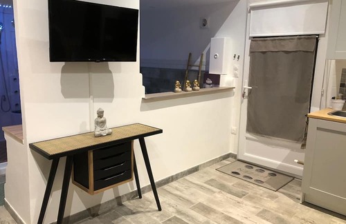 Cheval-Blanc Appartement | Apartment 'Esprit Zen En Provence Spa' with Shared Pool, Wi-Fi and Air Conditioning
